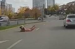 Екатеринбуржцы заметили обнажённую женщину, катающуюся по проезжей части
