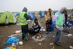 Австрийский политик показал видео раздачи еды мигрантам в Венгрии