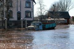 В Белоярском половодье превратило в реку дорогу. Утонули несколько автомобилей