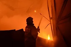 Пожар в мебельном цехе на Бисертской тушили три часа