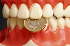 Энергетические напитки разрушили зубы и жизнь британца