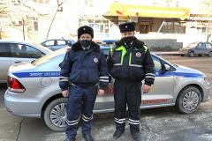 В Екатеринбурге инспекторы ДПС спасли беременную женщину
