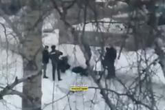 В свердловском городе прохожие обнаружили умирающую на снегу женщину