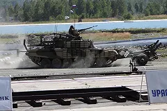 В «Кольцово» установили стелу с часами отсчета до «Russia Arms Expo 2015»