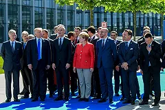 Черногорский премьер подтвердил право президента США стоять впереди всех