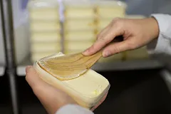 Молочную продукцию и ее заменители хотят размещать на разных полках в магазинах