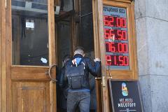 Путин запретил уличные табло с курсами валют