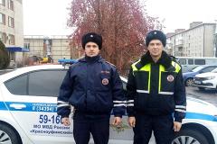 Экипаж ГИБДД спас семью из Екатеринбурга, замерзавшую на трассе в сломавшейся машине
