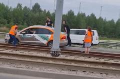 В Екатеринбурге автомобиль застрял возле путей, забаррикадировав дорогу трамваям