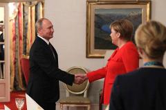 Меркель решила сохранить отношения с Россией