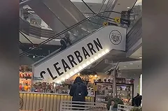 В ТЦ Екатеринбурга родители учили ребёнка баловаться с эскалатором