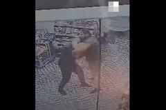 В Екатеринбурге покупатель избил охранника в торговом зале «Пятерочки»