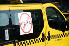 Война с Uber: парижские таксисты перекроют дороги в аэропорты