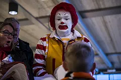 «Макдоналдс» высмеяли за двусмысленный новогодний дизайн стаканчиков