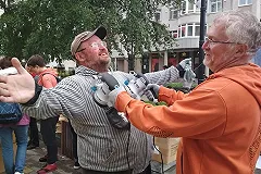 «Чайф» постелил рулонный газон на улице Красноармейской