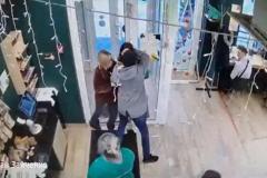 В магазине Екатеринбурга две девушки поймали серийного вора