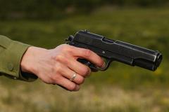 В Екатеринбурге мужчина обстрелял полицейских из пистолета