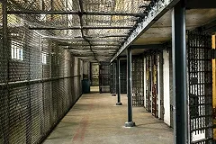 В Екатеринбурге из-под ареста сбежала американка, которая поджигала машины и дома