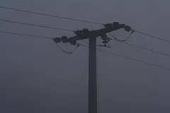 На Сортировке оборвавшийся провод ЛЭП поджег припаркованную машину