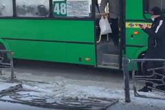 Автобус с пассажирами снёс забор в центре Екатеринбурга