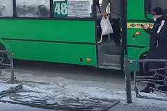 Автобус с пассажирами снёс забор в центре Екатеринбурга