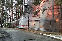 На базе отдыха «Таватуй» 15 человек спаслись из горящей бани