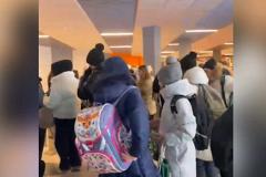 Екатеринбургские родители возмутились новыми правилами в школах, из-за которых образуются очереди