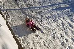 В Екатеринбурге ребенок врезался в дерево на снегокате