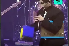 Певец Акмаль побоялся принять желто-синий пакет от казахской поклонницы