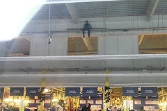 В Екатеринбурге мужчина бегал по балкам под потолком торгового центра