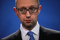 Яценюк продолжает борьбу с георгиевской ленточкой на Украине