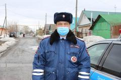 Свердловский инспектор ГИБДД спас людей из горящего дома