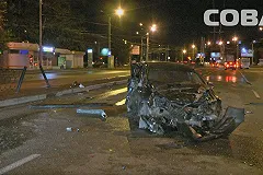 Opel Astra врезался в дорожное ограждение на проспекте Космонавтов