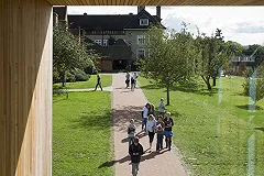 Британских школьников принуждают гулять на жаре ради солидарности с беженцами