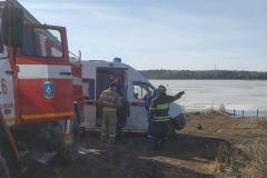 В Свердловской области из воды достали 80-летнего мужчину, который решил прогуляться по льду