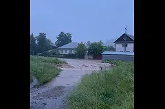 В Нижних Сергах смыло мост, построенный после мощного паводка 2020 года