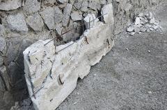 Кусок бетонной облицовки рухнул с дома на Уктусе