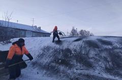В Екатеринбурге сотрудники ГИБДД обнаружили опасные ледяные горки