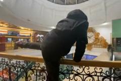 В ТЦ «Пассаж» тиктокер устроил опасную прогулку ради ролика — видео