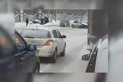 В Екатеринбурге легковушка столкнулась с машиной спецслужб
