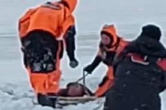 В Свердловской области рыбак провалился под лёд — видео