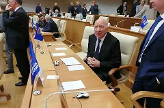 Старожил ЗакСО потребовал от нового спикера запретить новичкам курить в здании