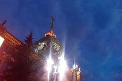 Жительница Екатеринбурга в День города увидела «черта» на здании мэрии