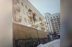 В центре Екатеринбурга неадекватный тип грозится выпасть из окна