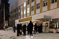 Екатеринбуржцы с раннего утра выстраиваются в очереди перед больницей