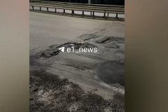 Колёса наглухо: на свердловской трассе, которую постоянно ремонтируют, появилась очень опасная яма