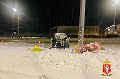 Водитель иномарки врезался под Екатеринбургом в столб по дороге с новогоднего корпоратива