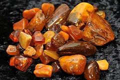 Пляж поселка Янтарный засыпало янтарем после шторма