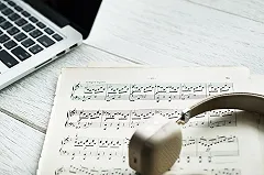 Rammstein и Цой помогают: половина жителей России любит работать под музыку