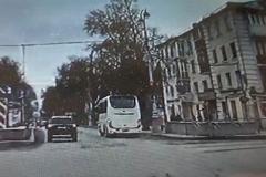 В Екатеринбурге водители автобусов массово нарушают ПДД, поворачивая на красный
